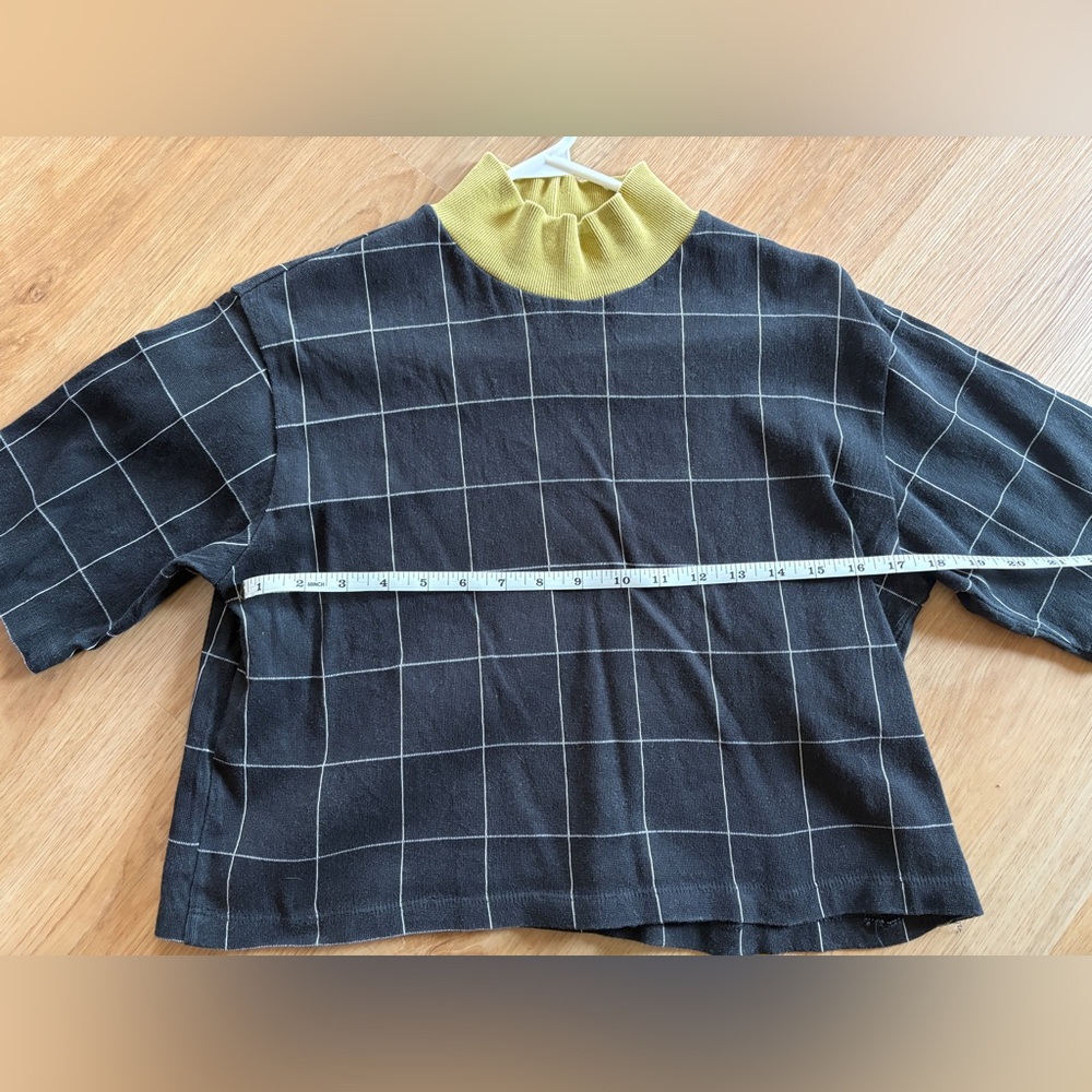 Odeyalo Checkered Women's Mock Neck w/ Contrast Collar - Picture 4 of 6